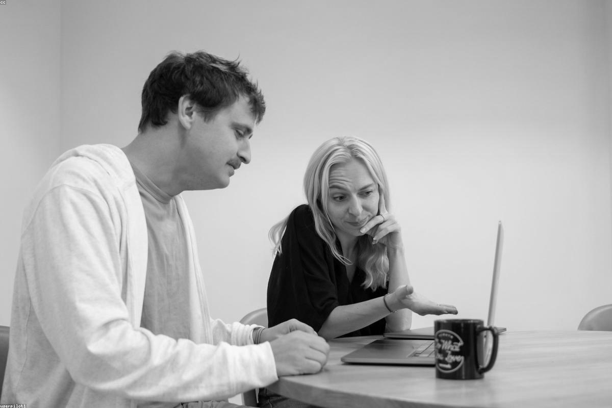 Spotkanie firmowe — dwie osoby przy stole z laptopem