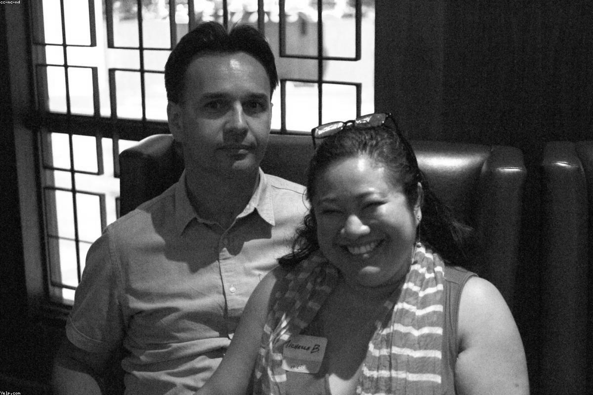 Para gości w klimacie wieczoru tematycznego