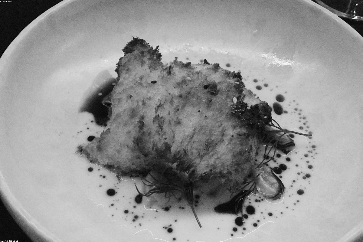 Eleganckie danie podane na talerzu — kolacja urodzinowa