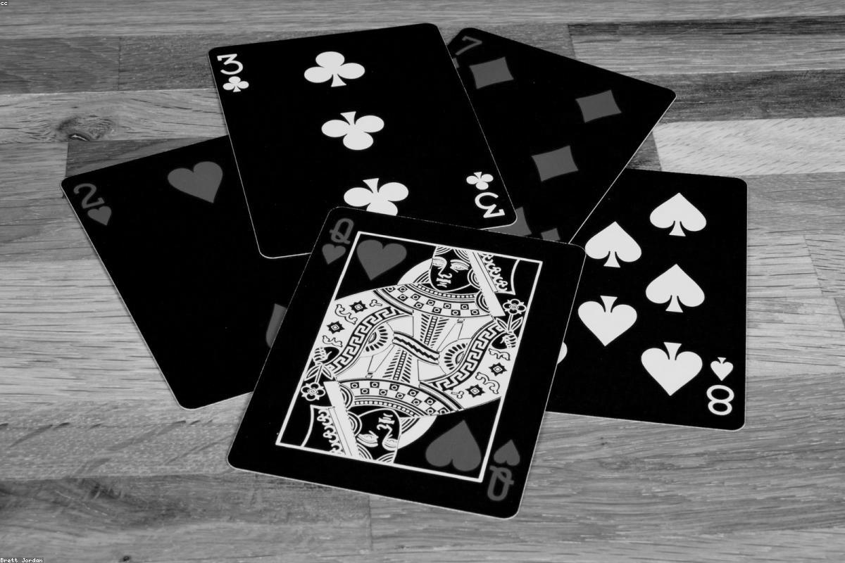 Karty do gry rozłożone na stole
