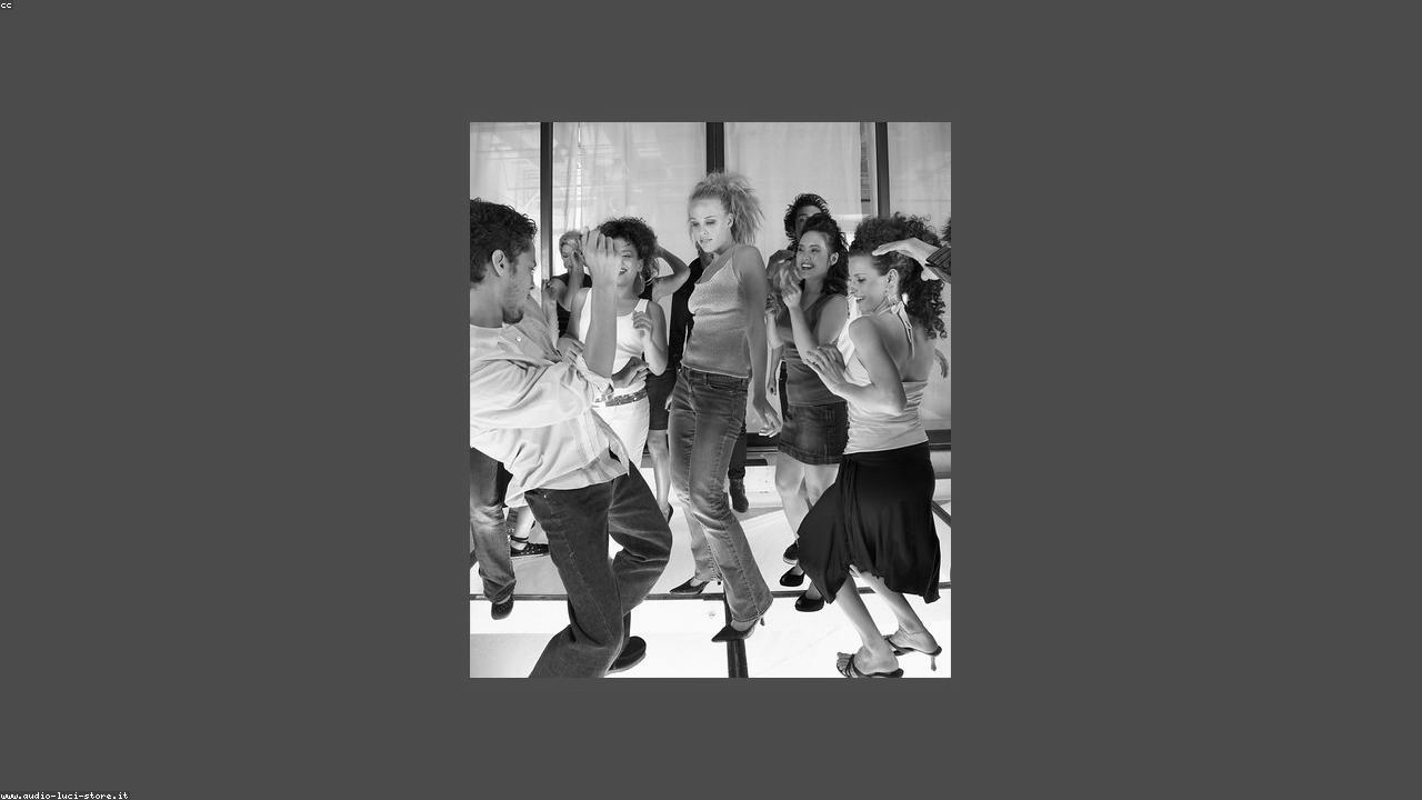 Goście tańczą podczas wieczornego przyjęcia